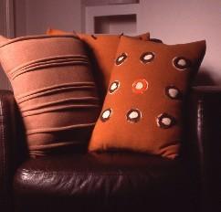 歐陸風(fēng)情褐色靠墊 為您的居家空間注入溫馨與格調(diào)